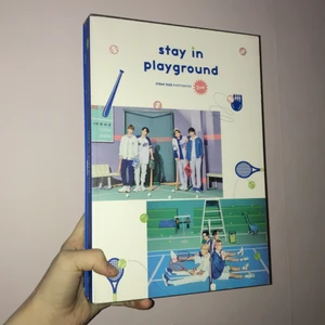STRAY KIDS 2ND PHOTOBOOK - nu säljer jag min stray kids photobook som jag köpte från sydkorea, den innehåller: sticker sheet, postcard 2x, cd, polariod av han och changbin, id picture, popup card och en poster med tecken på användning på baksidan! just varför den är då dyr är för att jag köpte inte den i sverige. photobooken har skydd och en 300+ bilder av en photoshoot. JAG KAN MÖTAS UPP I STOCKHOLM.