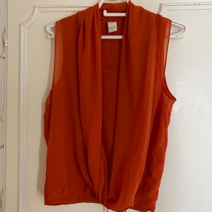 Linne med omlott - Linne med omlott på framsidan. Kommer från Vila. Storlek S. 🧡