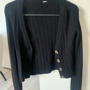 Stickad kofta - Stickad kofta från Nelly, använd 1 gång, storlek 34/ xs, fint skick 