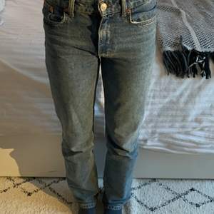 ljusblåa supersnygga mid rise jeans från Zara🌸🙌 väldigt populära men kom tyvärr inte till användning för mig💞 så gott som nyskick utan fläckar och hål💋💋💋 priset inkluderar frakten