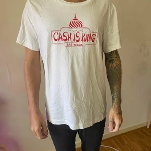 T-shirt från weekday - Pengar är kung hade kanske varit mer passade men nu står det oxå las Vegas under vilket man kan då koppla till nord amerika. En rolig t-shirt för den som antingen säljer droger lr jobbar på loppis, This is it. 