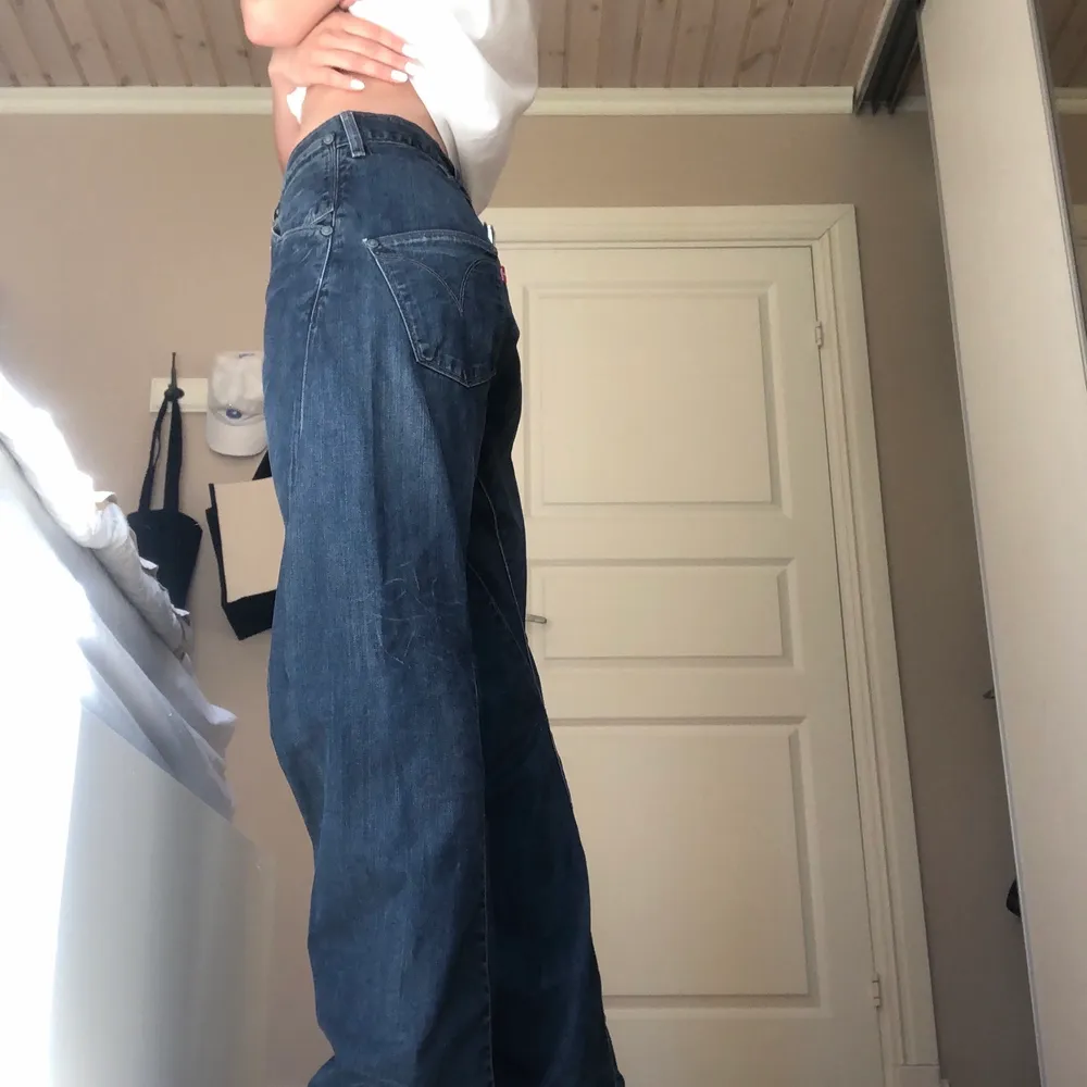 Asballa Levi’s jeans som jag köpt vintage men de kommer tyvärr inte till användning. Sitter jättebra i midja och bra långa (jag är 173 cm). Frakt tillkommer . Jeans & Byxor.