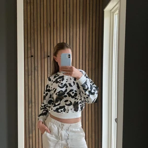 MLY TRÖJA  - Supergulliga tjocktröja som passar till typ allt! Lite kortare med ett jättefint mönster på! 🤍🤍