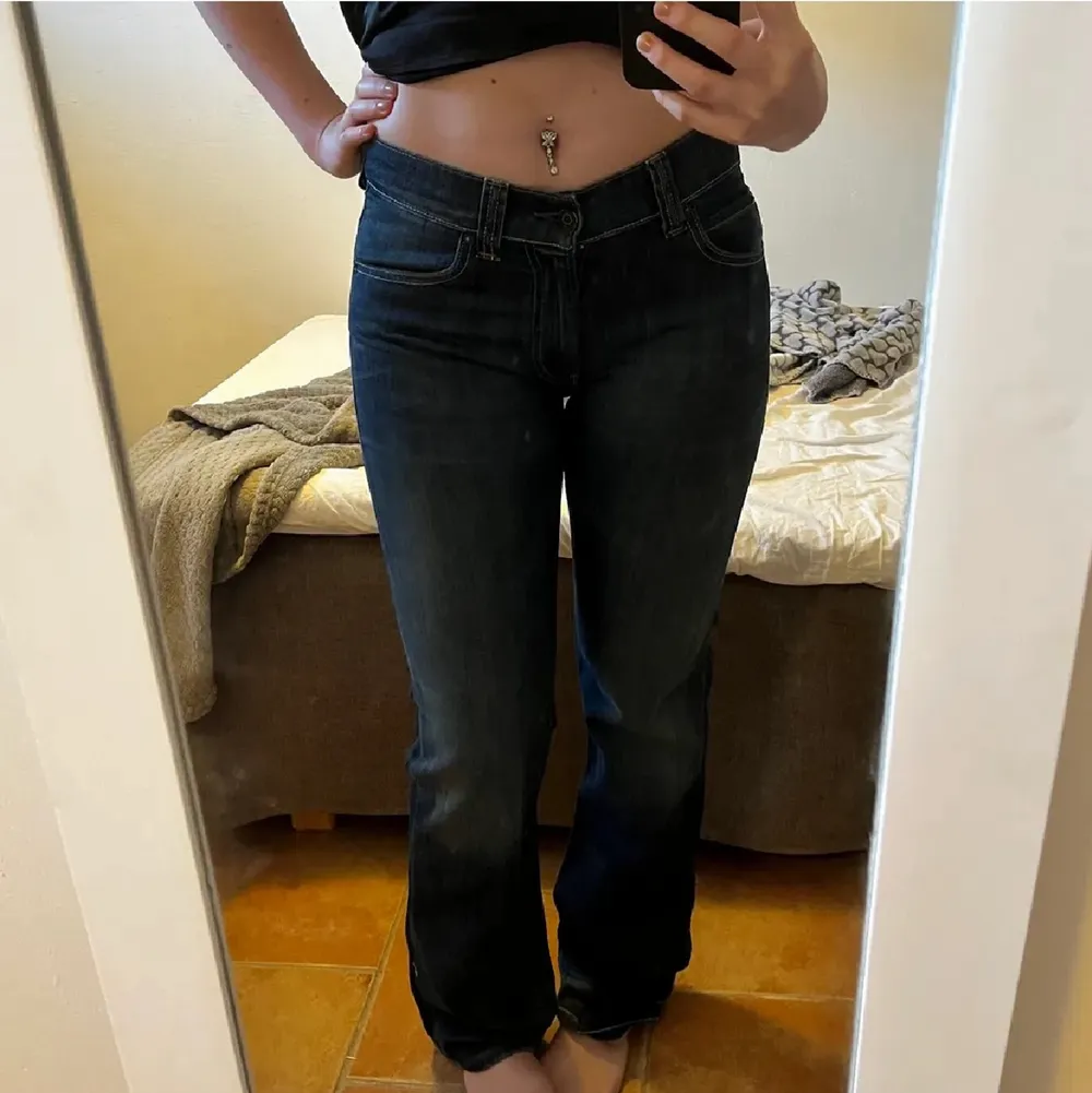 Väldigt snygga Levi’s jeans med bortklippta fickor som en cool detalj! Frakt ingår ej och jag tar endast swish🤩 (jag är 170cm). Jeans & Byxor.