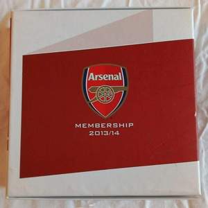 För alla Arsenal fantaster.                   Helt Ny Arsenal The Foundation Collection Box Membership Foundation xhållande två böcker. Kan även skickas men då står mottagaren för frakten. 🛍️🌺📦