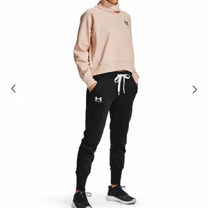 Under armour mjukisbyxor storlek M - Snygga svarta mjukisbyxor från märket Under Armour. Inköpta förra året, knappt använda. Tajtare modell och något kortare i benen. Supersköna! Storleksmässigt skulle jag säga att M passar både en S och M beroende på hur tight passform man önskar. Nypris ca 399:-. Mitt pris 150:- 