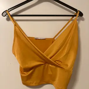 Gult zara linne från Zara i storlek S men passar absolut XS också, typ en crop top. Perfekt till fest eller vardag! Är inte så glittrigt som det ser ut på bilden, är egentligen inte glittrigt alls. Köpte står för frakt❤️❤️