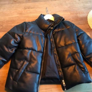 Dun skinnjacka storlek xs - Säljer pga att den är för liten för mig, buda gärna om priset känns för högt☀️