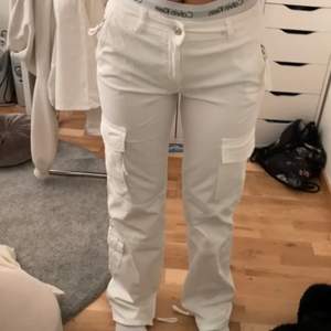 Säljer dessa populära zara Cargopants i stolek 34. De är i nyskick och aldrig använda. Säljer endast vid bra bud så buda mer än 399kr. De är helt slutsålda just nu. Jag är 170 och väger 60kg. Har bud på 550!!