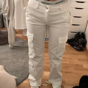 Zara Cargopants  - Säljer dessa populära zara Cargopants i stolek 34. De är i nyskick och aldrig använda. Säljer endast vid bra bud så buda mer än 399kr. De är helt slutsålda just nu. Jag är 170 och väger 60kg. Har bud på 550!!