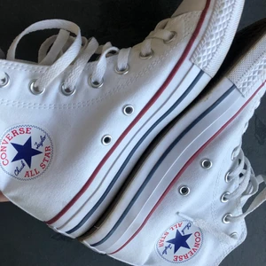 Converse - Säljer mina älskade vita Converse. Säljer då jag trodde jag skulle använda dom mer men prioriterar alltid mina svarta framför dom. Använd fåtals gånger men har några små svarta fläckar på ”tungan” av skorn men inget som syns när man knutit dom. SÄLJER ENDAST VID BRA BUD.