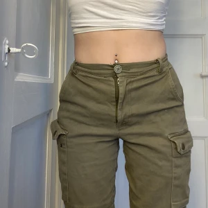 Militärgröna cargo byxor skärp hör till - Är 165 sitter ganska tajta 