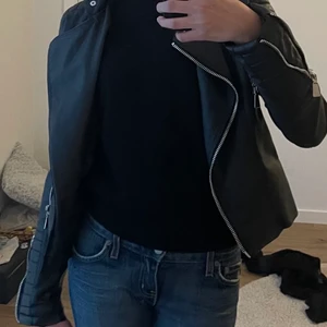 Voyelles skin jacka💓 - En snygg skinnjacka som aldrig andvänds. Säljer pågrund av att den är för liten i armarna💓  köpt för cirka 600 💓
