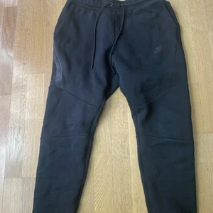 Nike Tech fleece byxor  - Fläckfria Nike tech fleece byxor hel svarta (har koftan). Strlk S/M.