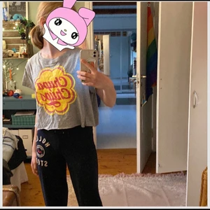 Grå t-shirt  - Helt ny och aldrig använd. St S men eftersom den är avklippt så blir den som en magtröja, passar även XS och M