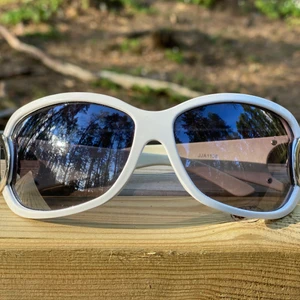 Snygga solglasögon  - Vita snygga solglasögon, sparsamt använda.