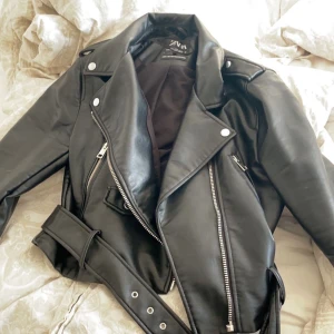 Skinnjacka zara - En endast testas skinnjacka från zara. Har tyvärr inte lapparna kvar på den men den är använd Max 1 gång. Storleken är L men den är ganska liten i storleken så skulle nog säga en S/M istället. Nypris: 700 mitt pris: 400 plus frakt men det kan diskuteras💕