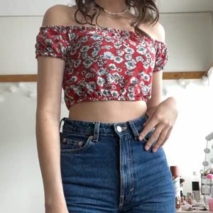 Gullig offshoulder - Använt ett par gånger men är precis som när jag köpte den! Perfekt till sommarn! 