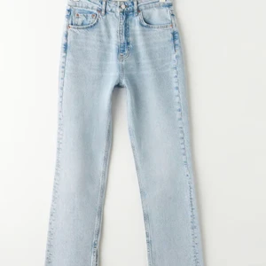 Jeans med slits  - Säljer dessa jenas med slits ifrån Gina i storlek 36 har knappt använt dom då det är lite för stora för mig❤️ priset kan alltid diskuteras 