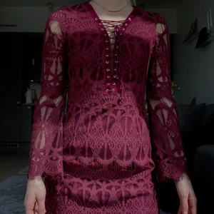 Fin vinröd klänning i spets S - Sparsamt använd klänning i spets med utsvängda armar. Superfin vinröd färg. Storlek S och passar troligtvis person mellan 160-170. Jag är 165 och passar mig utmärkt i längden. Varken stor eller liten i storlek, en ”vanlig” S.