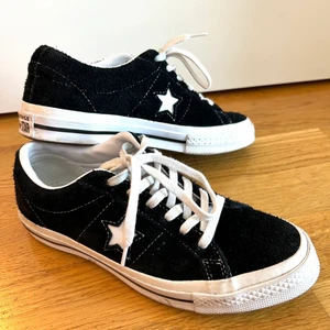 Converse One Star - Nästintill oanvända Converse som är så coola! Skorna är i svart mocka och har en fin stjärna på sidorna! 