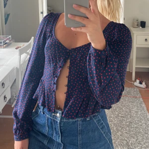 Prickig blus  - Söt prickig blus från Nelly 