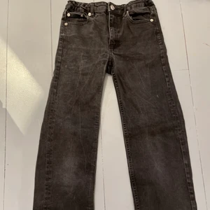 Storlek 160 - Fina jeans från lager 157. Har använts få gånger och är i bra skick. Byxorna är lite skrynkliga på grund av att jag inte har använt dom så mycket, utan har legat i ganderoben. Säljer dom pågrund av att dom har blivit för små och skulle kunna passa nån annan. Skriv gärna om ni är intresserade att köpa eller vill ha bättre bilder, frakt 25. (Pris kan diskuteras)