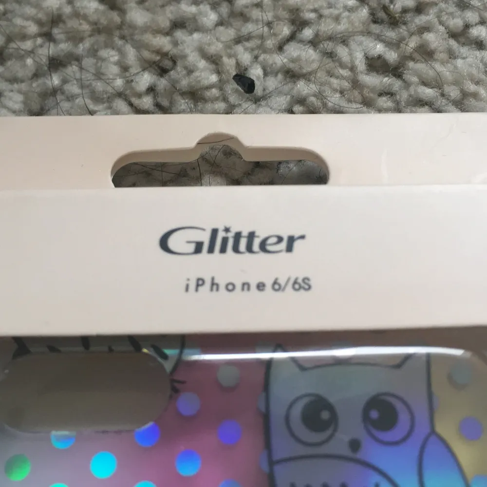 Telefon skal från glitter. 20kr st . Oanvända och ej uppnade. Till telefon 6/6s men funkar nog till 7 och 8. Övrigt.