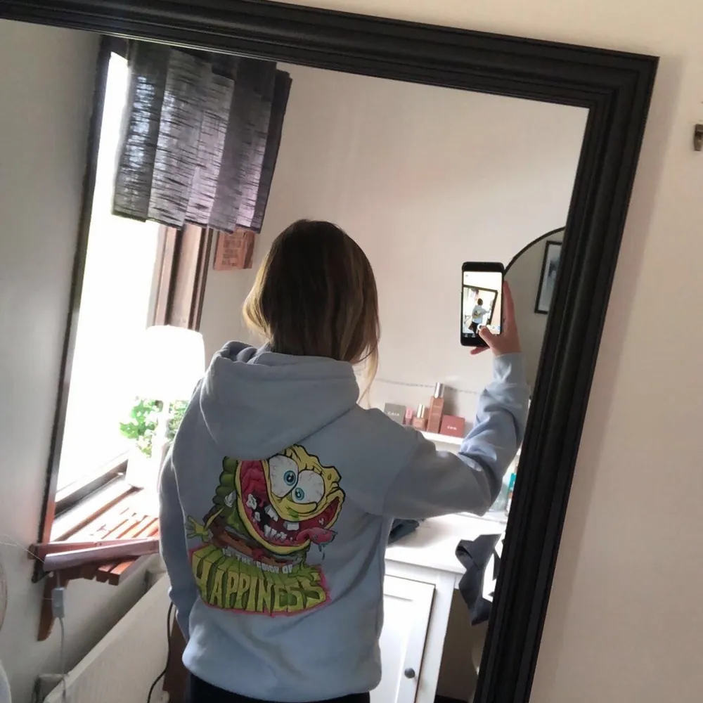 Mjuk hoodie med svampbob på ryggen (köpte den på herr-avdelningen , jag är en XS så den är lite oversize. Är i väldigt fint skick!. Hoodies.
