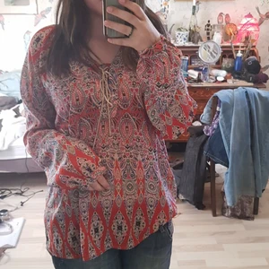 Blus - Superfin blus med mönster, använd 1 gång och i bra skick. Köptes secondhand för 60kr. 