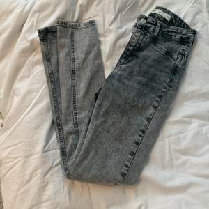 Jag säljer dessa jeans från GinaTricot💕  Dem är i en superfin grå tvätt. Jeansen är i mycket gott skick, säljer dem då dom är för små. Dem har slim fit och är bra i längden för någon runt 160cm. 