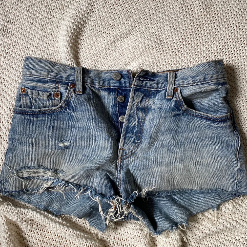 Ett par snygga lågmidjade Levi’s jeansshorts. I storlek M.. Shorts.