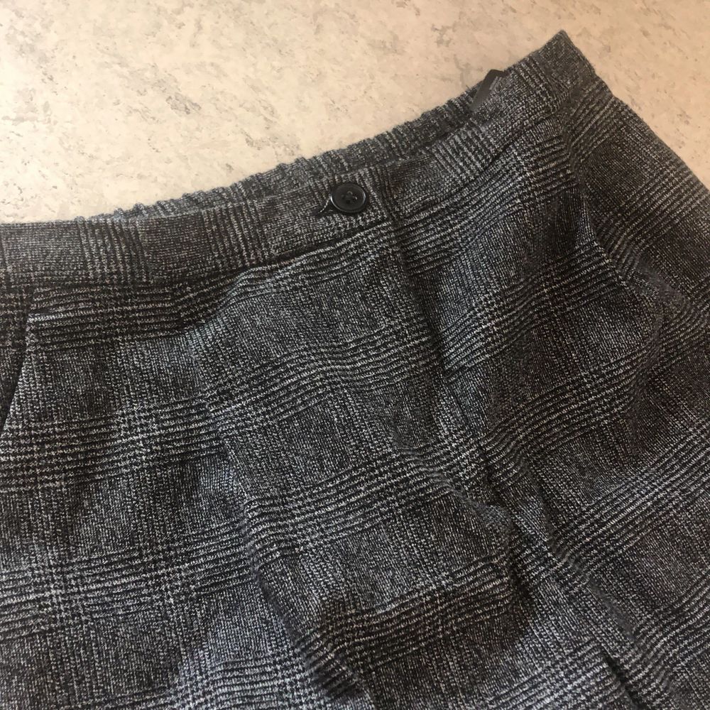 Ett par fina dress pants i svart som jag köpt och aldrig använt pga inte min stil. Dem är dock jätte sköna och fina. Storlek S/M. Kan köpas tsm med ljusa västen för mindre pris, kontakta mig om intresserad. . Jeans & Byxor.