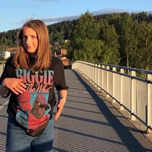 Oversized t-shirt - Säljer den här fina biggie oversized tröjan då jag inte gillar den så mycket den är köpt på plick(lånad bild)