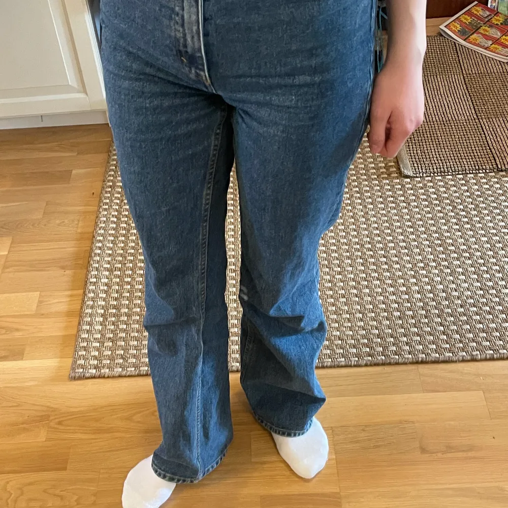 Jätte sköna jeans från monki som jag inte använder längre . Jeans & Byxor.