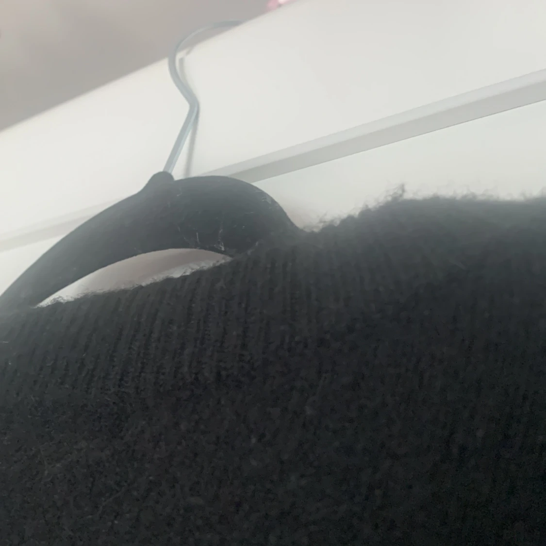 Stickad svart tröja med vita detaljer  - 91