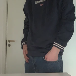 Vintage Reebok sweatshirt - Skön polyester tröja med snygga detaljer. I princip oanvänd av mig, köpt på beyond retro.