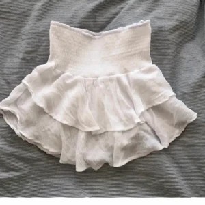 Vit volang kjol - Säljer min fina vita volang kjol. Trendig och perfekt till sommaren. Använd fåtal gånger så skicket är jättebra💞💞💞