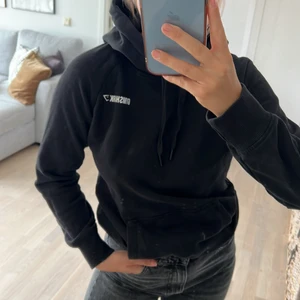 Gymshark hoodie storlek M - Svart hoodie ifrån Gymshark i storlek M, men lite tightare i modellen så mer som en S.