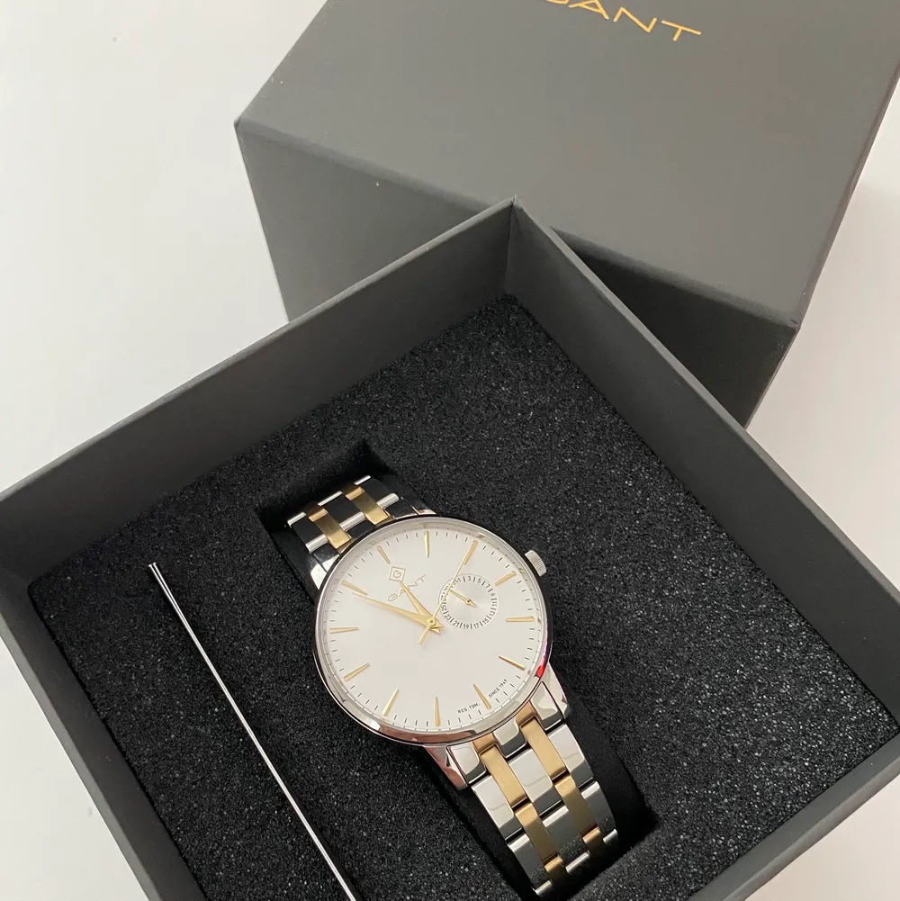 Gant klocka köpt på Smycka 2499kr men säljer för 1500kr eftersom den bara är använd i några timmar och är som helt ny. Accessoarer.
