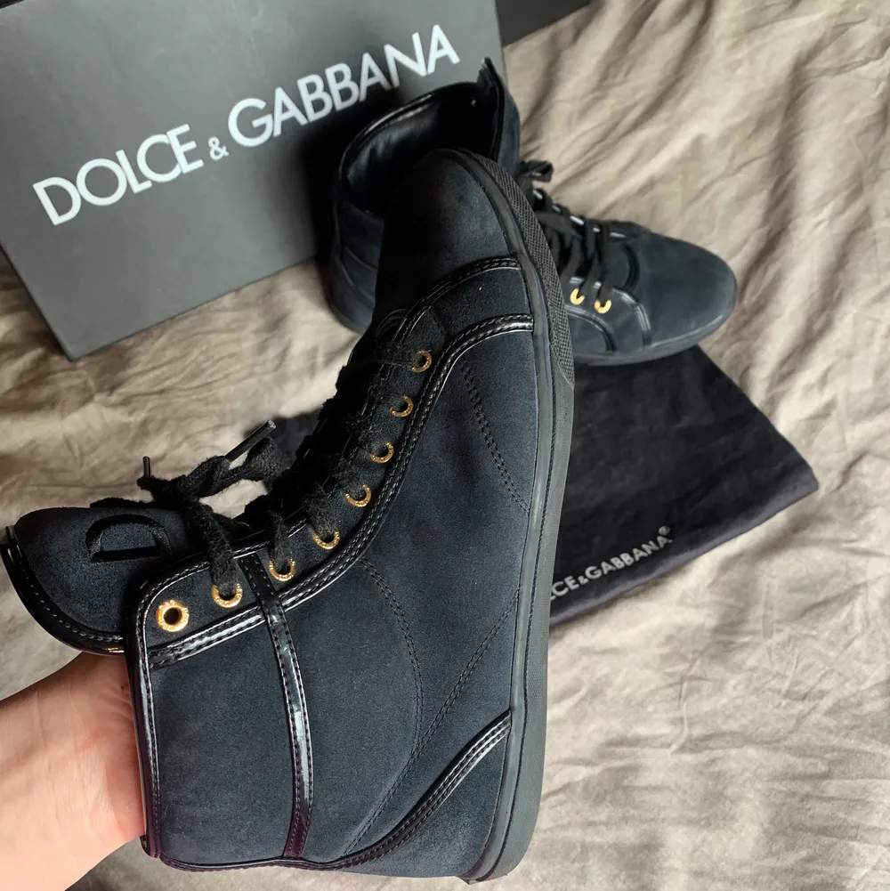 säljer mina helt oanvända Dolce & Gabbana sneakers!! nypris runt 4000 kronor, dustbag och boxen följer med💕💕 . Skor.