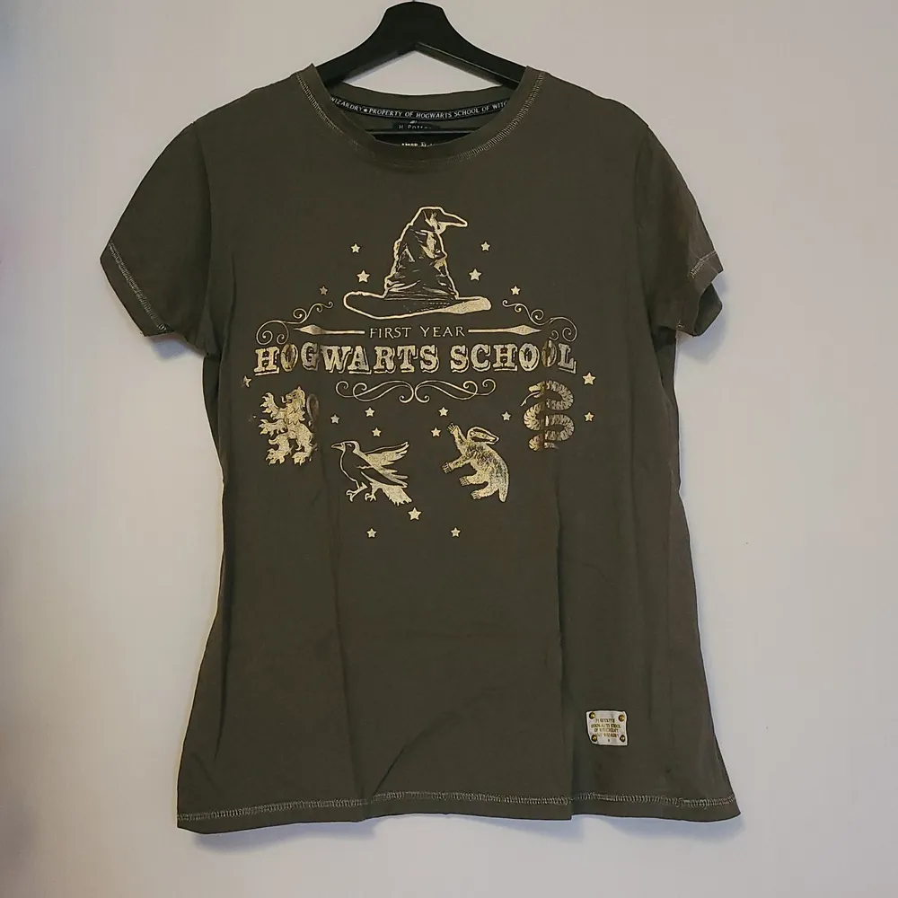 Harry Potter pyjamas-set. Oanvänd. Köpt på Primark i Frankfurt. T-shirt och byxor.. T-shirts.