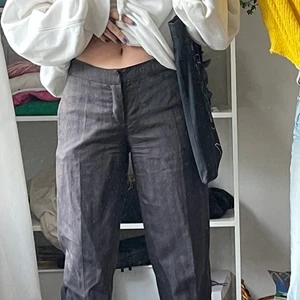 Lågmidjade kostymbyxor - Perfekta lågmidjade kostymbyxor, vida ben, snygg passform och hållbart material. 