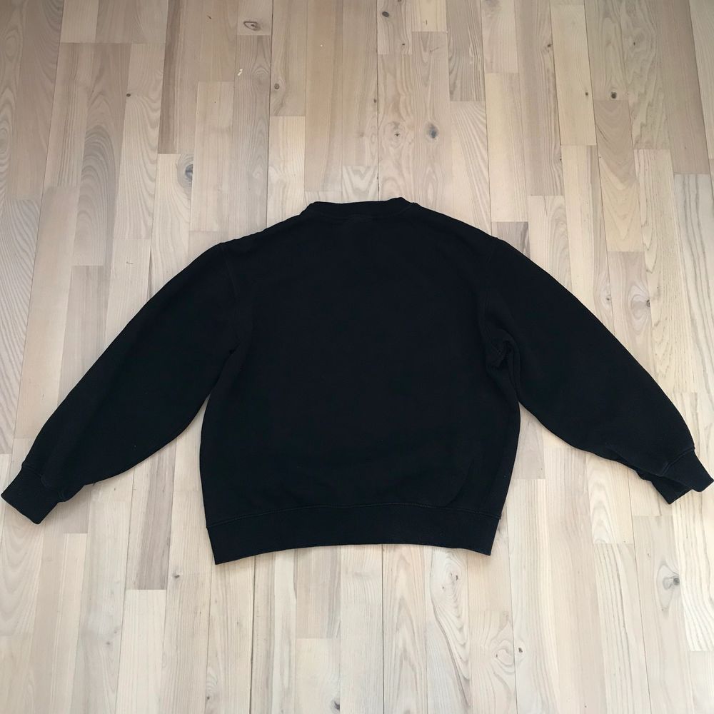 Svart cropped sweatshirt från Weekday. Skick=9/10. Storlek=S. Kan skicka fler bilder vid intresse.. Tröjor & Koftor.