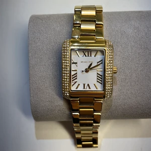 Mj klocka - Nyinköpt klocka som inte var min stil och därför används inte. Inga defekter och fick inte lämna tillbaka när jag köpte den. Jag står för frakten😄