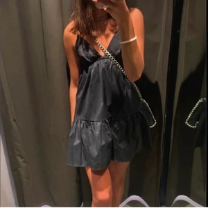 Zara klänning - Klänning från zara i strl S, knappt använd köpt förra sommaren :) frakt ca 60/50kr