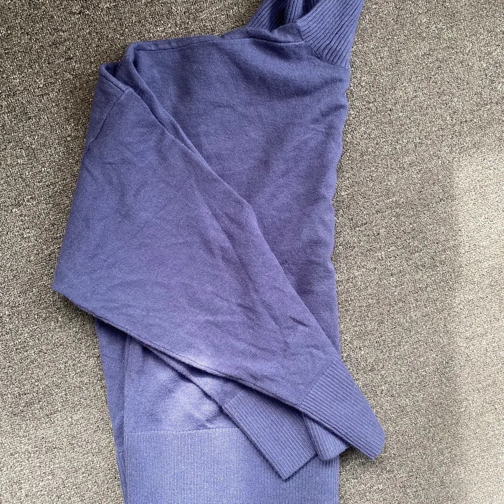 Mörkblå stickad polo tröja från Bik Bok. Nyskick aldrig använd, lapp finns kvar. Säljs för att den inte kommer till användning. Köpt för 299kr säljs för 100kr. Pris kan alltid diskuteras💕💕. Tröjor & Koftor.