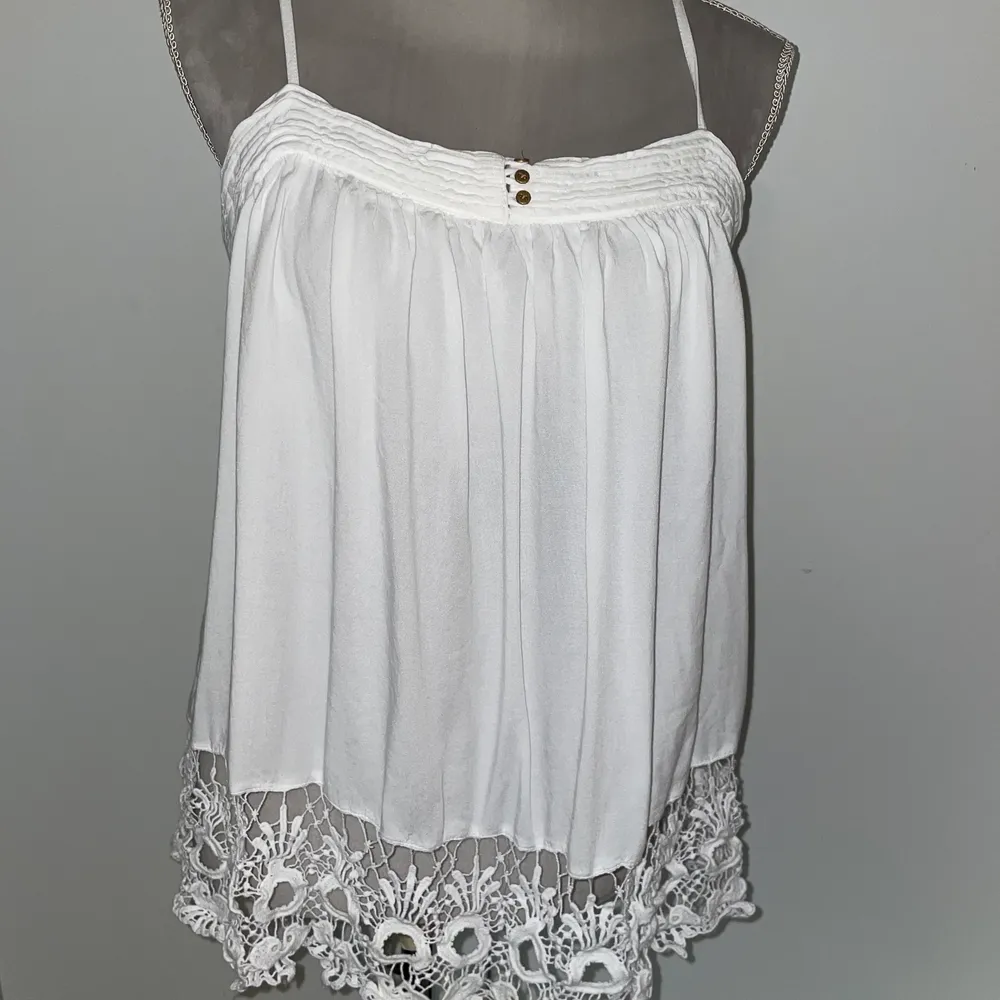 Ett vitt linne med spets längst ner!! Väldigt fin, skönt material och väldigt lätt tyg som ej är genomskinlig⚡️💗 till sommaren är som en ganska kort klänning eller ett långt linne💓💕. Toppar.