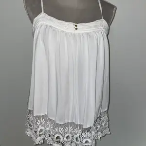 Ett vitt linne med spets längst ner!! Väldigt fin, skönt material och väldigt lätt tyg som ej är genomskinlig⚡️💗 till sommaren är som en ganska kort klänning eller ett långt linne💓💕