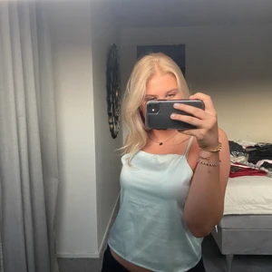 Zara topp - Jätte fin bäbisblå silkes topp från zara, kommer tyvär inte till användning. Buda privat